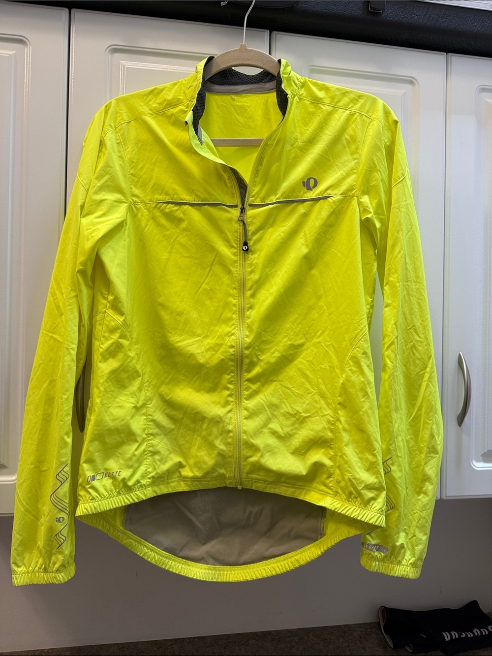 Pearl Izumi Elite Women’s High-Visibility Yellow Cycling Wind Jacket